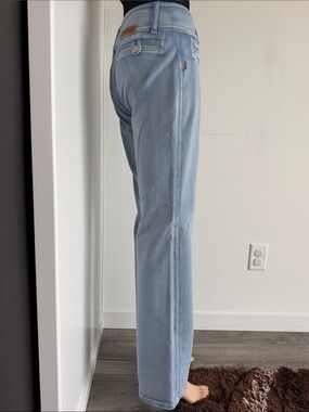 Vintage High-Rise Light Blue Stretch Jeans.